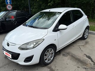 2011 Mazda 2 II Рестайлинг (DE2), белый, 700000 рублей, вид 2