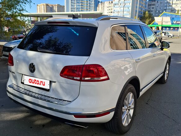 2015 Volkswagen Touareg II Рестайлинг, белый - вид 3