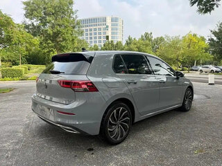 2022 Volkswagen Golf VIII, серебристый, 1805000 рублей, вид 5