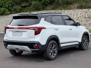 2023 Kia Seltos I Рестайлинг, белый, 1960000 рублей, вид 5
