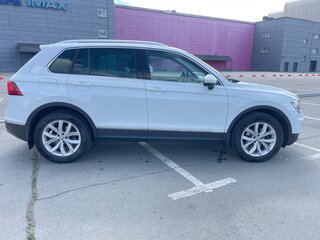 2017 Volkswagen Tiguan II, белый, 2990000 рублей, вид 4