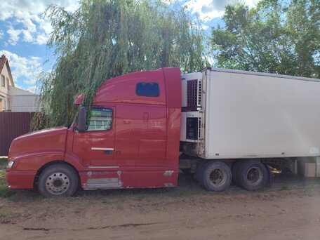 2002 Volvo VNL, красный, 3300000 рублей, вид 4