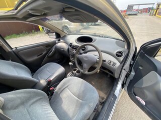 1999 Toyota Vitz I (P10), серебристый, 480000 рублей, вид 5