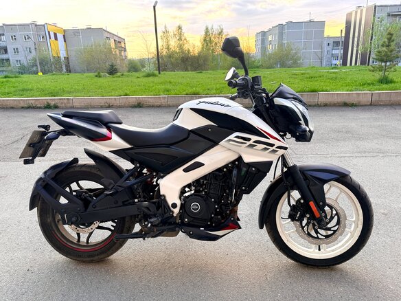 2022 Bajaj Pulsar NS 200, белый, 160000 рублей
