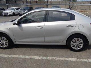 2017 Kia Rio IV, серебристый, 880000 рублей, вид 4