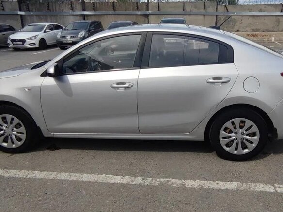 2017 Kia Rio IV, серебристый, 880000 рублей - вид 3