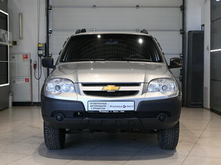 2015 Chevrolet Niva I Рестайлинг, серебристый, 650000 рублей, вид 2