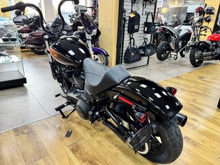 2023 Harley-Davidson Street Bob, чёрный, 1290000 рублей, вид 4