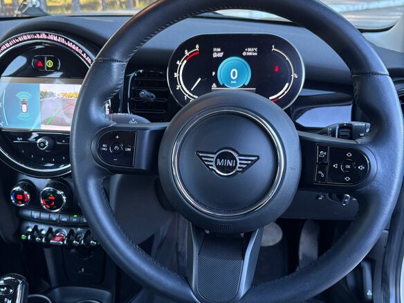 2022 Mini Hatch Cooper D III (F55/F56) Рестайлинг 2, белый, 2220000 рублей - вид 19