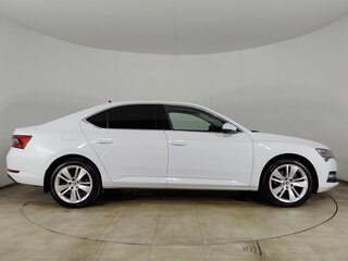 2019 Skoda Superb III Рестайлинг, белый, 2830000 рублей, вид 4