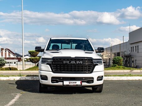 2024 Ram 1500 Crew Cab V Рестайлинг, белый, 9130000 рублей, вид 2