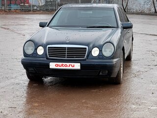 1998 Mercedes-Benz E-Класс 320 II (W210, S210), зелёный, 380000 рублей, вид 1