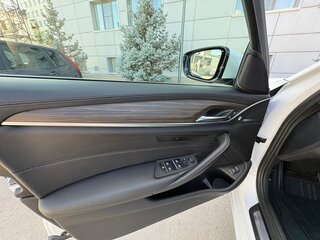 2017 BMW 5 серии 530i xDrive VII (G30/G31/G38), белый, 8000000 рублей, вид 3