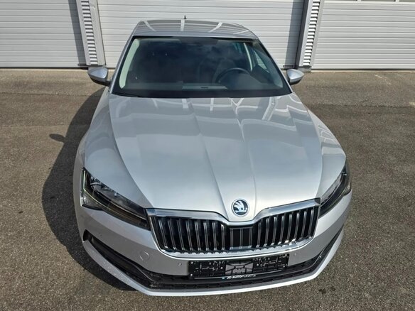 2023 Skoda Superb III Рестайлинг, серебристый, 2650000 рублей - вид 2