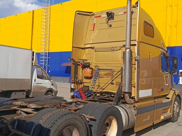 2005 Volvo VNL, золотистый, 1700000 рублей - вид 1