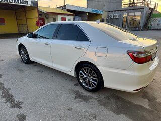 2017 Toyota Camry VII (XV50) Рестайлинг 2, белый, 2060000 рублей, вид 4