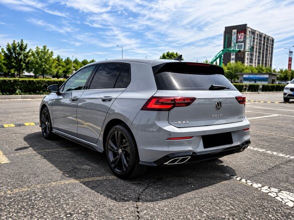 2023 Volkswagen Golf VIII, серый, 1800002 рублей - вид 3