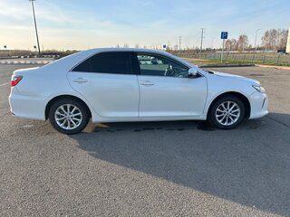 2015 Toyota Camry VII (XV50) Рестайлинг, белый, 1650000 рублей, вид 4