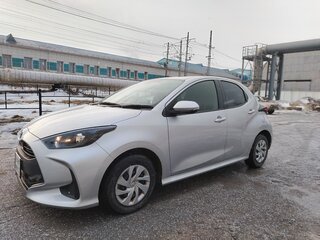 2021 Toyota Yaris IV, серебристый, 1450000 рублей, вид 1