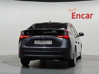 2021 Toyota Prius IV Рестайлинг (XW50), серый, 1660000 рублей, вид 4