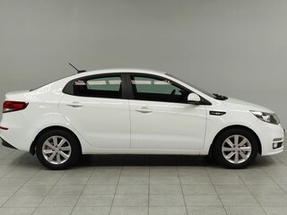 2017 Kia Rio III Рестайлинг, белый, 1280000 рублей, вид 4