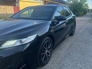 2020 Toyota Camry VIII (XV70), чёрный, 4000000 рублей, вид 4