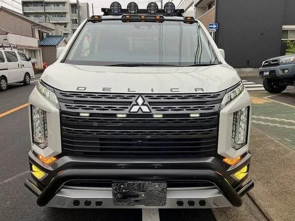 2023 Mitsubishi Delica D:5 I Рестайлинг, белый, 2800000 рублей - вид 3