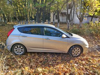 2013 Hyundai Solaris I, серебристый, 800000 рублей, вид 2
