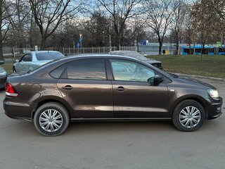 2015 Volkswagen Polo V Рестайлинг, коричневый, 830000 рублей, вид 1
