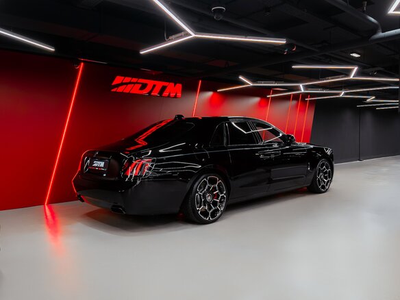 2025 Rolls-Royce Ghost Black Badge II Рестайлинг (Series II), чёрный, 46000000 рублей - вид 2