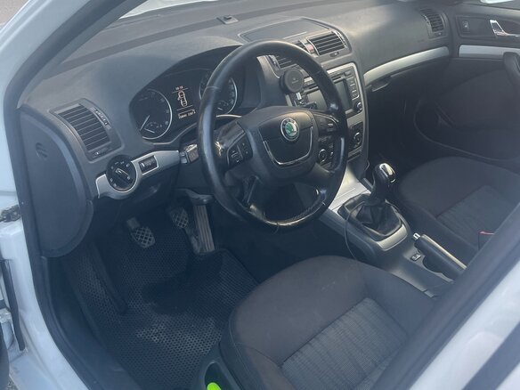 2013 Skoda Octavia II (A5) Рестайлинг, белый, 750000 рублей - вид 4