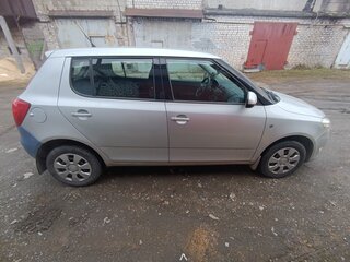2011 Skoda Fabia II Рестайлинг, серебристый, 400000 рублей, вид 2