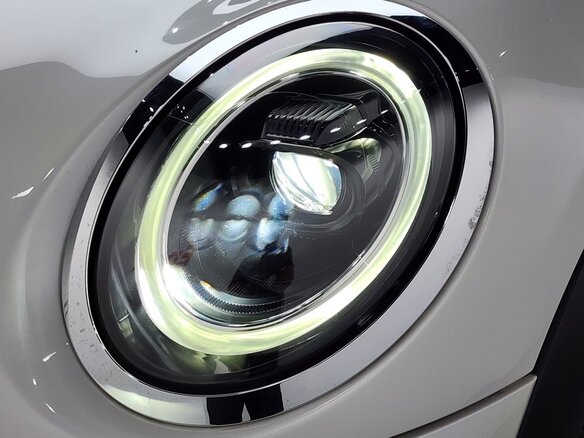 2022 Mini Hatch Cooper III (F55/F56) Рестайлинг 2, белый, 2051000 рублей - вид 9
