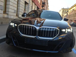 2025 BMW 5 серии 530i xDrive VIII (G60/G61/G68), чёрный, 7200000 рублей, вид 2
