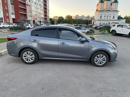 2020 Kia Rio IV, серый, 1280000 рублей, вид 4