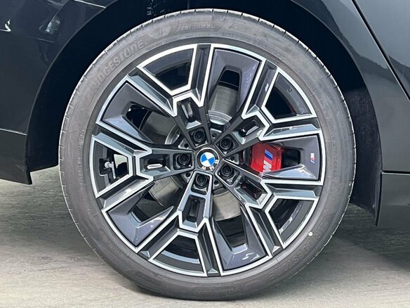 2025 BMW 5 серии 530i xDrive VIII (G60/G61/G68), чёрный, 9765000 рублей - вид 11