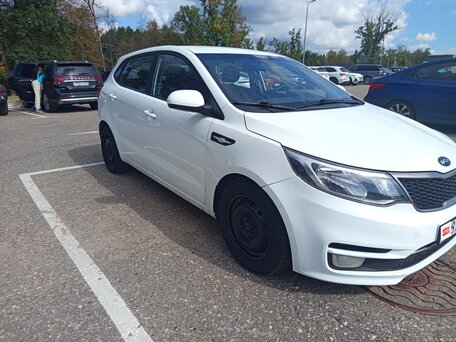 2016 Kia Rio III Рестайлинг, белый, 700000 рублей, вид 3