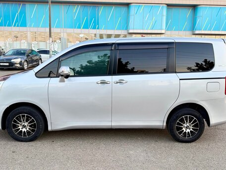 2010 Toyota Noah II (R70), серый, 1350000 рублей, вид 4