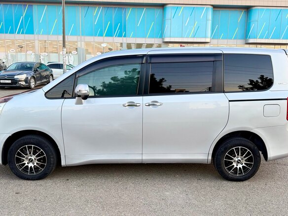 2010 Toyota Noah II (R70), серый - вид 3