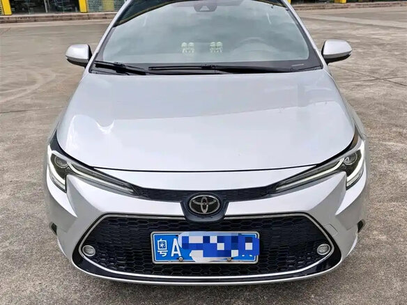 2022 Toyota Corolla Sporty XII (E210) Рестайлинг, серебристый - вид 1