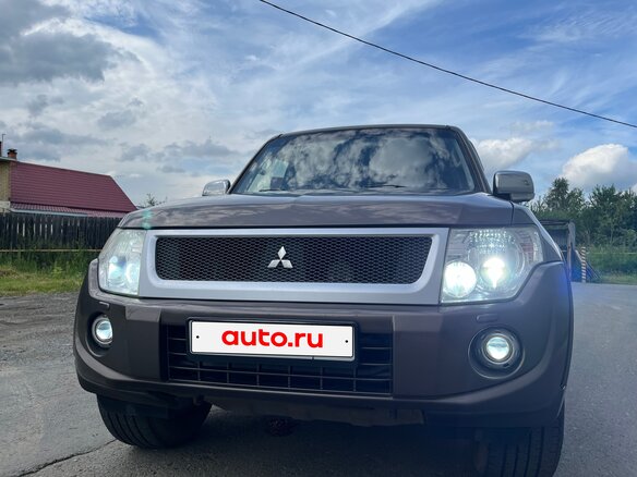 2011 Mitsubishi Pajero IV Рестайлинг 1, коричневый, 2000000 рублей - вид 2