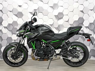 2025 Kawasaki Z 650, серый, 977000 рублей, вид 4