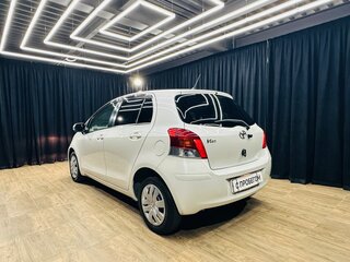 2009 Toyota Vitz II (XP90), белый, 679000 рублей, вид 4