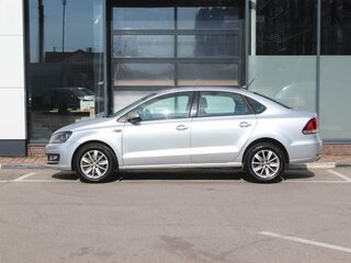 2017 Volkswagen Polo V Рестайлинг, серебристый, 949000 рублей, вид 2