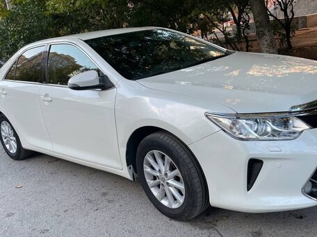 2017 Toyota Camry VII (XV50) Рестайлинг 2, белый, 1900000 рублей, вид 1