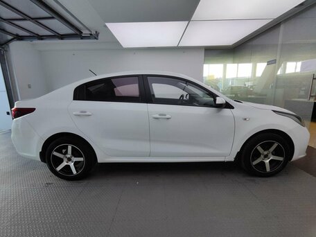 2017 Kia Rio IV, белый, 1120000 рублей, вид 4