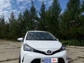2016 Toyota Vitz III (XP130) Рестайлинг, белый, 710000 рублей, вид 3