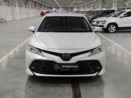 2020 Toyota Camry VIII (XV70), белый, 2430000 рублей, вид 2