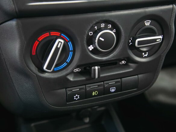 2023 Lada (ВАЗ) Granta Cross I Рестайлинг, белый, 830000 рублей - вид 17