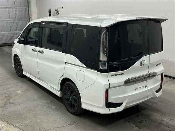 2021 Honda Stepwgn Spada V Рестайлинг, белый - вид 1